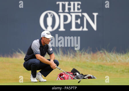 Repubblica di Irlanda's Padraig Harrington linee fino un putt su xviii gree durante la seconda giornata del Campionato Open 2018 a Carnoustie Golf Links, Angus. Foto Stock