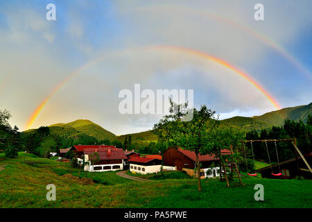 Doppio arcobaleno su Reit im Winkl, Chiemgau, Baviera, Germania Foto Stock