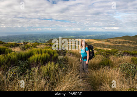 Escursionista sul circuito Pouakai Trail, grande camminata, Mount Egmont National Park, Taranaki, Isola del nord, Nuova Zelanda Foto Stock