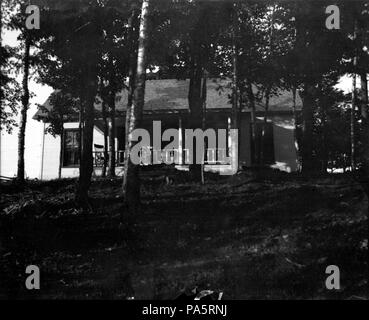 . Inglese: EH568N nd.Windemere cottage. Il vallone sul Lago Michigan. [Strappare al fondo di immagine originale è al negativo]primi anni, 1899-1921: Box 1 cartella 22Si prega di credito: 'fotografo sconosciuto. Carte di Ernest Hemingway. Raccolta di fotografia. John F. Kennedy Presidential Library and Museum di Boston." Si tratta di un immagine di un luogo o un edificio che è elencato nel Registro Nazionale dei Luoghi Storici negli Stati Uniti d'America. Il suo numero di riferimento è 68000026 . circa 1920 625 Ernest Hemingway Cottage EH2 Foto Stock