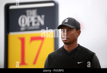 Stati Uniti d'America's Tiger Woods al diciassettesimo durante la seconda giornata del Campionato Open 2018 a Carnoustie Golf Links, Angus. Foto Stock