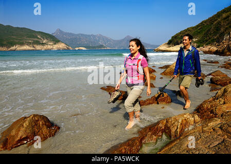 Gli escursionisti sulla WAN Sai Beach, Big Wave Bay, anche lungo Tai Wan, Sai Kung Penisola, Nuovi Territori di Hong Kong, Cina Foto Stock