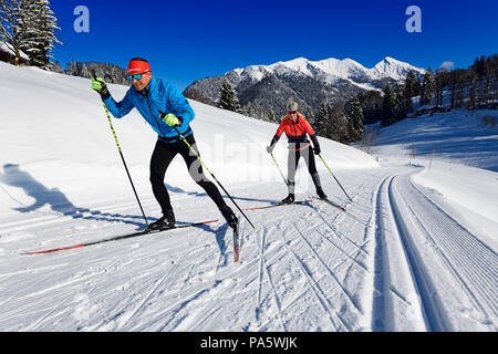 Argento olimpico medaglia Tobi Angerer con sua moglie Romy sulla pista per lo sci di fondo di Winklmoos-Alm, Reit im Winkl, Chiemgau Foto Stock