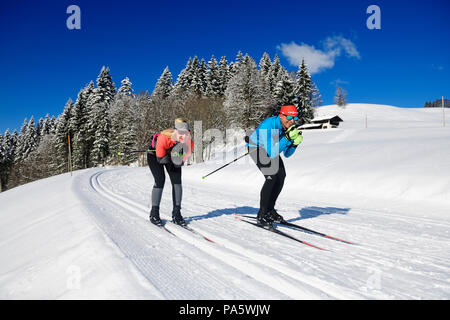 Argento olimpico medaglia Tobi Angerer con sua moglie Romy sulla pista per lo sci di fondo di Winklmoos-Alm, Reit im Winkl, Chiemgau Foto Stock