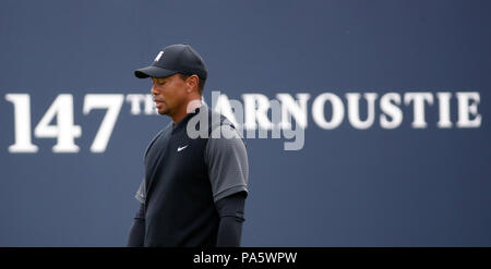 Stati Uniti d'America di Tiger Woods dopo il suo giro su xviii durante la seconda giornata del Campionato Open 2018 a Carnoustie Golf Links, Angus. Foto Stock