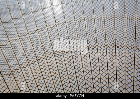 Vista ravvicinata dall'interno di Sydney Opera House di piastrelle che compongono le vele prese a Sydney, NSW, Australia il 3 gennaio 2018 Foto Stock