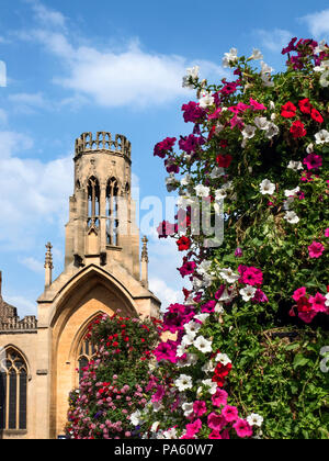 Summer Flower display e torre di St Helens Stonegate in St Helens Square a York Yorkshire Inghilterra Foto Stock