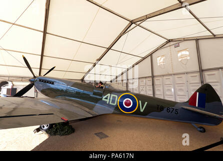 Vista di un Supermarine Spitfire Mk XVI, parte del RAF Centenario presso la sfilata delle Guardie a Cavallo, Foto Stock