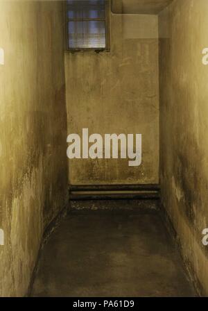 Il Nazionalsocialismo Centro di documentazione. Il Museo Memoriale della prigione della Gestapo in EL-DE Casa. Fondata nel 1979. Fu la sede centrale della polizia segreta dello Stato (Gestapo) tra 1935 e 1945. Dettaglio di una cella del carcere nel seminterrato. Colonia. Germania. Foto Stock