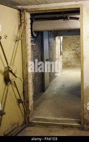 Il Nazionalsocialismo Centro di documentazione. Il Museo Memoriale della prigione della Gestapo in EL-DE Casa. Fondata nel 1979. Fu la sede centrale della polizia segreta dello Stato (Gestapo) tra 1935 e 1945. Vista della zona del bunker con cui era in dotazione al seminterrato dell'edificio durante la sua costruzione, prima di essere utilizzato dalla Gestapo. Colonia. Germania. Foto Stock