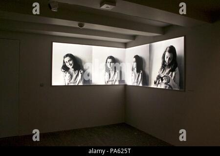 All'interno della casa di Anne Frank Museum di Amsterdam: quattro pannelli che mostrano diverse foto della casa di Anne Frank in bianco e nero Foto Stock