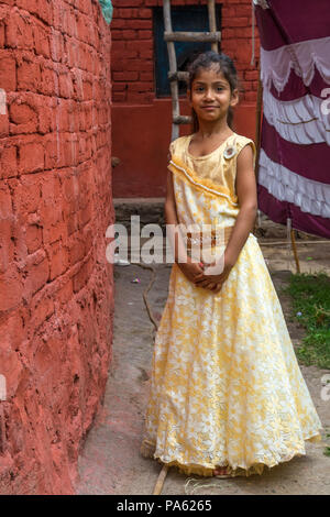 Un matrimonio tradizionale in un piccolo villaggio. Una bambina in abiti tradizionali fantasia come un matrimonio guest.India giugno 2018 Foto Stock