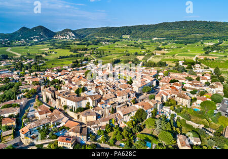 Vista aerea del Sablet, fortificata del villaggio provenzale in Francia Foto Stock