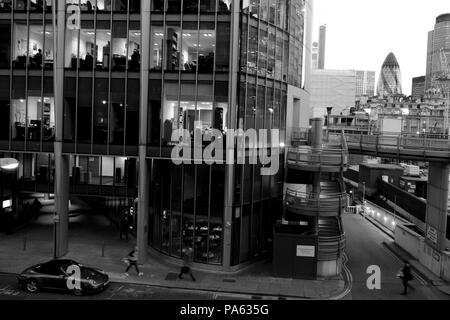 CityPoint, LONDRA, REGNO UNITO, fotografato dal Barbican station wagon con il Gherkin in background. Foto Stock