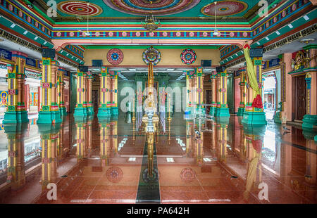 Kuala Lumpur, Malesia - Dic 13, 2017: vista presso la sala da preghiera di Maha Sri Mariamman temple a Kuala Lumpur in Malesia. Si tratta di un famoso colorato te indù Foto Stock