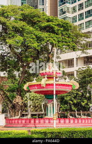 Acqua colorata fontana nella piccola piazza antistante appartamento e edifici per uffici a Kuala Lumpur Little India. Foto Stock