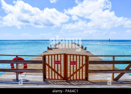 Il Boardwalk/Jetty/molo lungo una spiaggia di Turks e Caicos Foto Stock