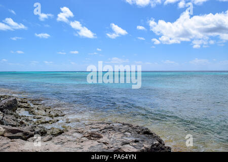 Vista del blu elettrico ocean dalla costa di Grand Turk, Isole Turks e Caicos. Copia dello spazio. Il testo. Foto Stock