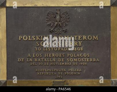 Placa conmemorativa dedicada a los polacos soldados caidos en la Batalla de Somosierra (30 de noviembre de 1808), duranti la Guerra de Independencia Española, por la heróica intervención llevada a cabo por la caballería polaca al mando de Jan Kozietulski. Ubicada en la fachada de la Ermita de Nuestra Señora de la Soledad, año 1993. Somosierra. Comunidad de Madrid. España. Foto Stock