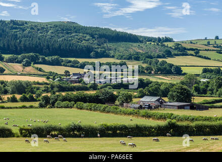 Vista guardando verso sud attraverso la valle di Usk da Aberyscir Powys Foto Stock