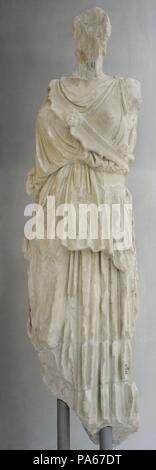 Statua di Athena. Una versione successiva di un originale statua di Athena a partire dalla fine del V secolo a.c. che mostra la Dea nel peplos e una inclinazione egida. Fine del I secolo A.C. - inizio del I secolo d.c. Museo dell'Acropoli. Atene. La Grecia. Foto Stock