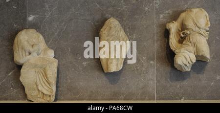 Eretteo fregio, dettaglio. Le figure dal fregio che era in esecuzione intorno alla parte superiore dell'esterno dell'edificio principale e il suo portico del nord. Probabilmente rappresentano scene di miti associati con i culti del Erechteion. 409-406 A.C. Museo dell'Acropoli. Atene. La Grecia. Foto Stock