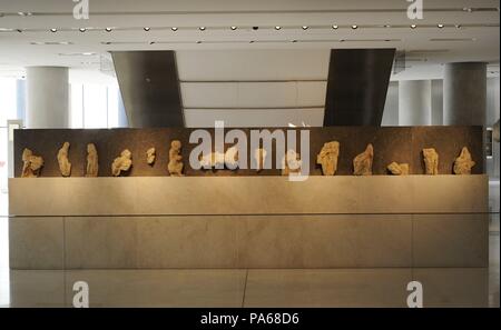 Eretteo fregio. Le figure dal fregio che era in esecuzione intorno alla parte superiore dell'esterno dell'edificio principale e il suo portico del nord. Essi sono curvati in marmo bianco di Paros. Probabilmente rappresentano scene di miti associati con i culti del Erechteion. 409-406 A.C. Museo dell'Acropoli. Atene. La Grecia. Foto Stock