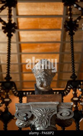 Antoni Gaudi (architetto), Joan Flotats (scultore), Rossend Nobas (1838-1891) (scultore) / Busto di Joan Güell i Ferrer (padre di Eusebi Guell) 1888, Palazzo Guell, Barcellona, in Catalogna, Spagna. Foto Stock