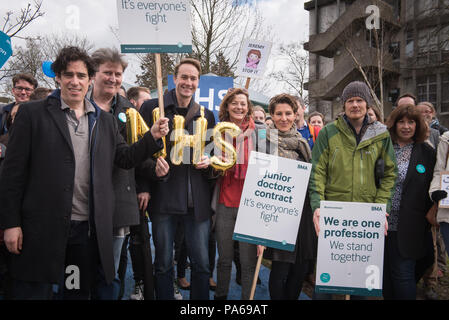 Northwick Park Hospital di Londra, Regno Unito. 6 Aprile, 2016. British sitcom Ala Verde 'docs' andare in sciopero a Northwick Park Hospital (dove la serie è stata f Foto Stock