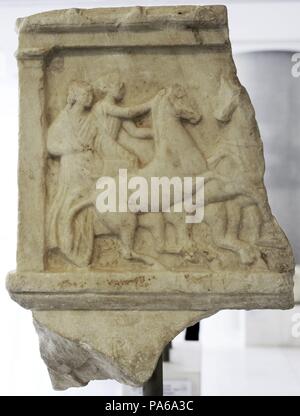 Decreto onorario. Il testo del decreto non sopravvivere. La raffigurazione mostra che il honoree era un victor in gare equestri. 350-340 A.C. Museo dell'Acropoli. Atene. La Grecia. Foto Stock