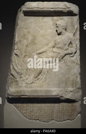 Conto dei camarlinghi della dea Athena per gli anni 377-376 e 376-375 A.C. Rilievo raffigurante un uomo barbuto (Erechtheus?) seduto su di una roccia e parte di una figura femminile che si spostano rapidamente a sinistra. Museo dell'Acropoli. Atene. La Grecia. Foto Stock