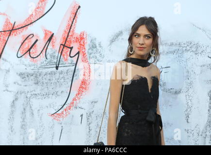 La festa estiva 2018 presentato dalla serpentina gallerie e Chanel - Arrivi con: Alexa Chung quando: 19 giu 2018 Credit: John Rainford/WENN Foto Stock