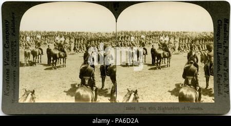 . Inglese: orizzontale, seppia stereocard mostra uomini in uniforme marciando in formazione in un campo. Un gruppo di ufficiali a cavallo sono in primo piano. Keystone Stereografia numero 16046. Il titolo recita: 'La XLVIII Montanari di Toronto." Titolo: 'La XLVIII Montanari di Toronto.' . tra circa 1914 e circa 1918 5 "48th Montanari di Toronto." Foto Stock