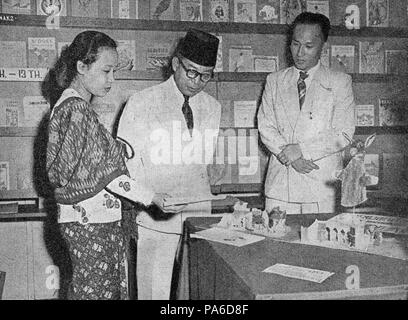 176 Mohammad Hatta riceve premio, Tambahan dan Pembetulan Pekan Buku Indonesia 1954, p58 Foto Stock