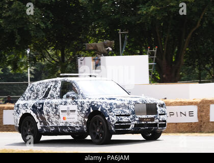 Luglio 2018 - Rolls-Royce Cullinan sulla via in occasione del venticinquesimo festival di Goodwood Festival della velocità Foto Stock