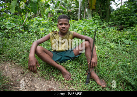 Ragazzo con machete Yanaba Isola, Papua Nuova Guinea Foto Stock