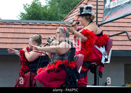 Mendota, MN/USA - Luglio 14, 2018: San Paolo Winter Carnival Real Ordine di Klondike Kates dalla cima galleggiante canta la folla a Mendota annuale giorni Parade. Foto Stock