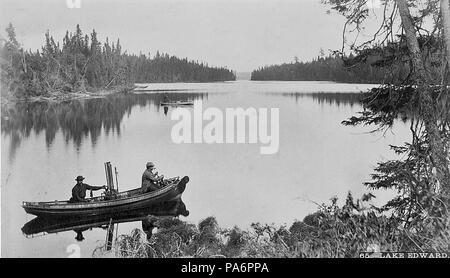 . Inglese: il Quebec e il Lago Saint-John Ferrovia: un battello a vapore sul Lago di Édouard Français : Ligne de chemin de fer de Québec au lac SAINT-JEAN : navire à Vapeur sur le lac Édouard . tra il 1887 e il 1890 89 un battello a vapore sul Lago di Edouard Foto Stock