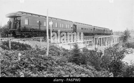 . Inglese: il Quebec e il Lago Saint-John Railway : un treno su un ponte ferroviario Français : Ligne de chemin de fer de Québec au lac SAINT-JEAN : treno sur un pont ferroviaire . tra il 1887 e il 1890 90 un treno su un ponte ferroviario Foto Stock