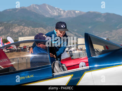 Padre figlio di contenimento per ispezionare Van's Aircraft RV-8; Harriett Alexander campo; air show; Salida; Colorado; USA Foto Stock