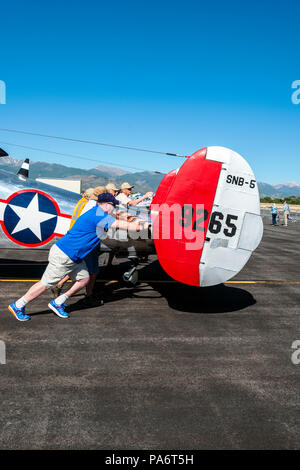 Volontari spingendo Beechcraft modello 18 alla pista di atterraggio; Twin faggio; UC-45J navigatore; BNS-1 Kansan; US Navy; Salida Fly-in & Air Show; Salida; Colorado; USA Foto Stock