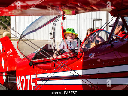 Ragazzo giovane ispezione Pitts Special S2C; biplanare Salida Fly-in & Air Show; Salida; Colorado; USA Foto Stock