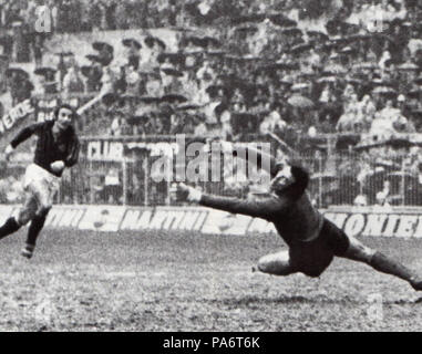7 1973 Coppa UEFA Intertoto (Milano, 1974, la prima gamba) - AC Milan v Ajax Amsterdam - Luciano Chiarugi &AMP; Heinz Stuy Foto Stock