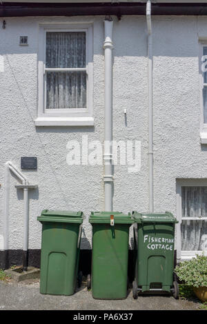 Scomparti wheelie fuori da un cottage in Mousehole, Cornwall Regno Unito Foto Stock