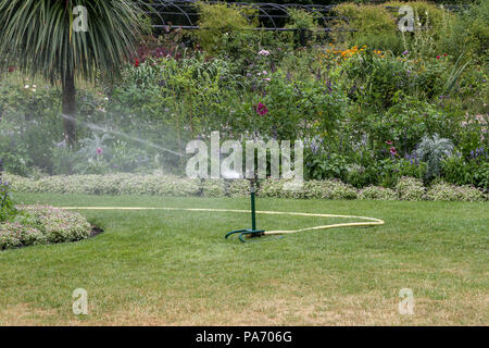 Hyde Park. Londra. Regno Unito 20 luglio 2018 - un soffione di erogazione dell'acqua in uso in Hyde Park. In alcune parti del Regno Unito tubo flessibile divieto sarà applicato dal 5 agosto a causa del continuo ondata di caldo e la mancanza di pioggia. Credito: Dinendra Haria/Alamy Live News Foto Stock