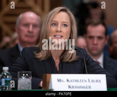 Kathleen Laura Kraninger testimonia davanti al Senato degli Stati Uniti Comitato bancario, alloggiamento e questioni urbane per la sua nomina a essere Direttore dell' Ufficio di presidenza del Consumer Financial Protection (CFPB) sul colle del Campidoglio di Washington il giovedì 19 luglio, 2018. Credito: Ron Sachs/CNP /MediaPunch Foto Stock