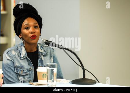 New York, Stati Uniti d'America. Il 20 luglio 2018. Zamaswazi Dlamini-Mandela, nipote di Nelson Mandela accompagnato dal giornalista Sahm Venter durante il lancio del libro "Le lettere di Nelson Mandela prigione" presso le Nazioni Unite Bookstore presso la sede delle Nazioni Unite a New York questo Venerdì, 20. (Foto: VANESSA CARVALHO/BRASILE PHOTO PRESS) Credito: Brasile Photo Press/Alamy Live News Foto Stock