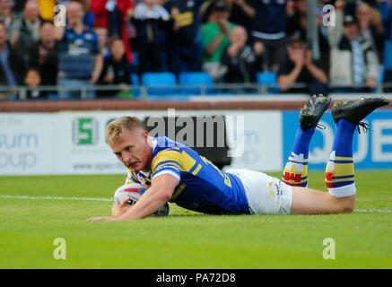 Leeds, Regno Unito. Xx Luglio 2018 , Smeraldo Headingley Stadium, Leeds, Inghilterra; Betfred Super League, Leeds rinoceronti v Widnes Vikings; Brad Dywer di Leeds rinoceronti punteggi il primo try del credito di gioco: News immagini /Alamy Live News Foto Stock