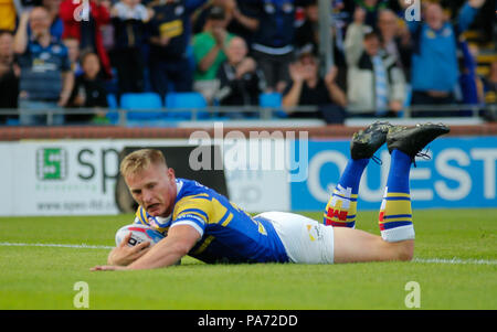 Leeds, Regno Unito. Xx Luglio 2018 , Smeraldo Headingley Stadium, Leeds, Inghilterra; Betfred Super League, Leeds rinoceronti v Widnes Vikings; Brad Dywer di Leeds rinoceronti punteggi il primo try del credito di gioco: News immagini /Alamy Live News Foto Stock