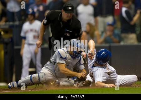 Milwaukee, WI, Stati Uniti d'America. Il 20 luglio, 2018. Milwaukee Brewers a partire lanciatore Wade Miley #20 è contrassegnato a casa la piastra da Los Angeles Dodgers catcher Austin Barnes #15 in 5° inning della Major League Baseball gioco tra il Milwaukee Brewers e il Los Angles Dodgers a Miller Park di Milwaukee, WI. John Fisher/CSM/Alamy Live News Foto Stock